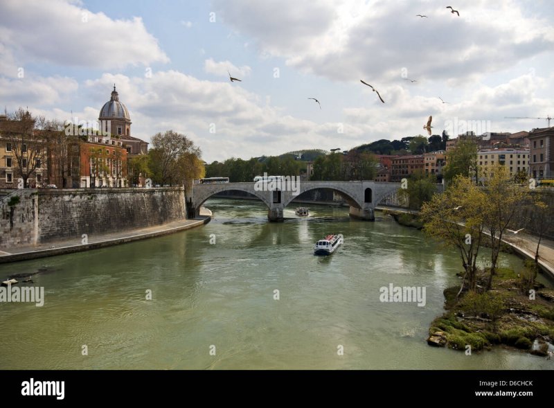 Мост через реку Тибр в Риме и базилика
