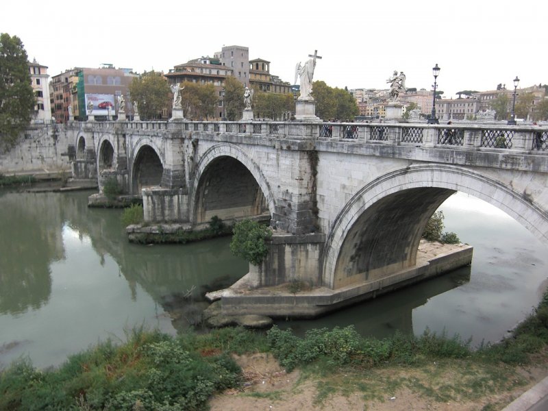 Рим столица Италии располагается на берегах реки Тибр