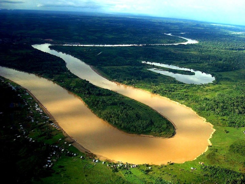 Полноводная река Амазонка