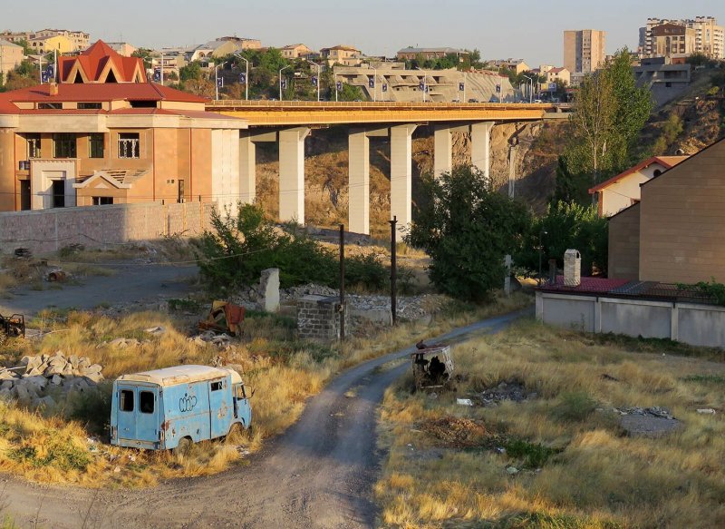 Мост через ущелье Раздан в Армении