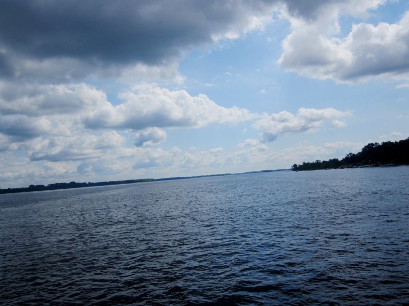 Река Волга вода