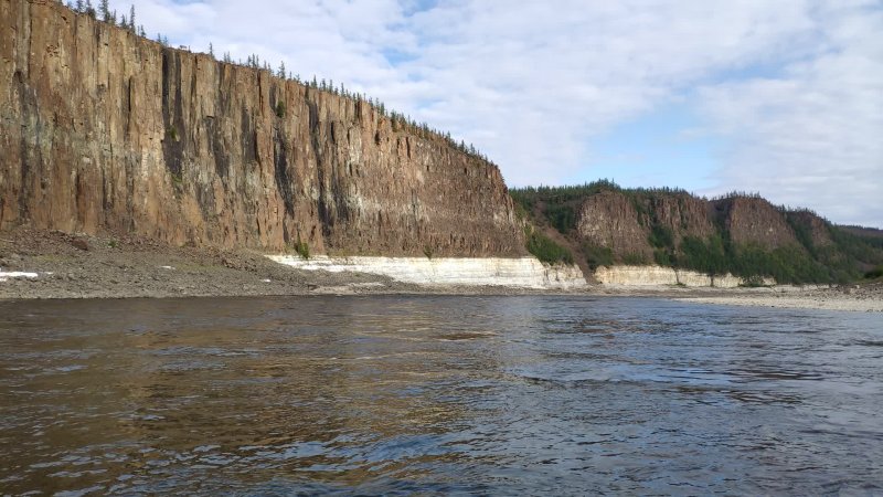 Скалы на реке Енисей в Новокаргино
