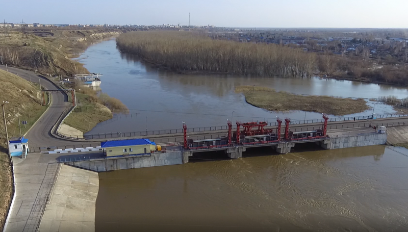 Дамба Казахстане в Петропавловске на реке Ишим
