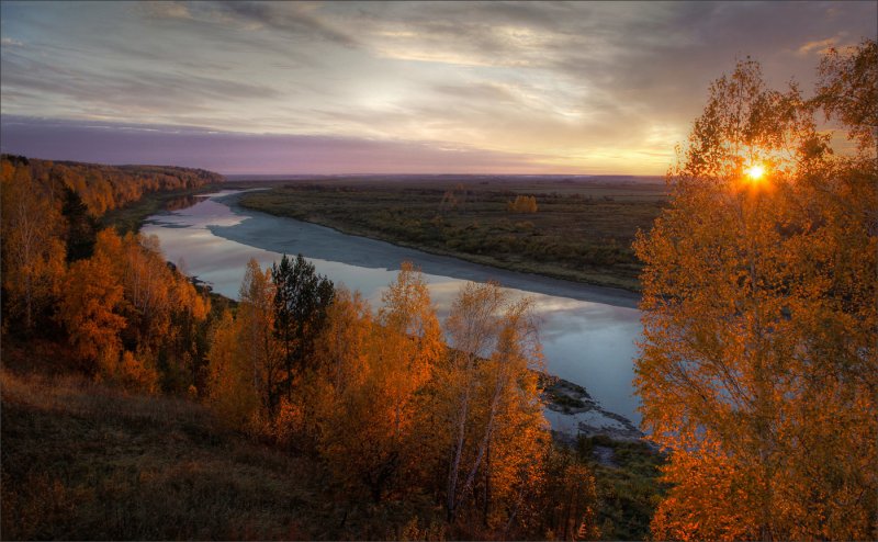 Осенний закат на реке