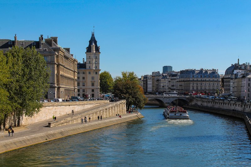 Речные прогулки по реке сене в Париже