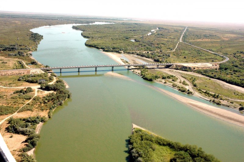 Река Сырдарья в Узбекистане