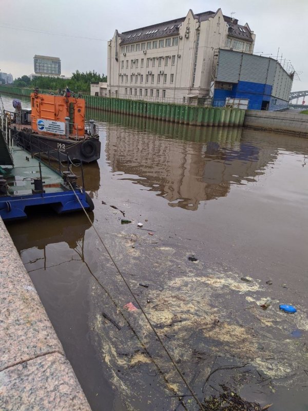 Загрязненная река Охта в Санкт Петербурге