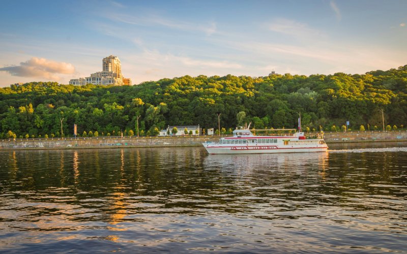 Берега реки Днепр в Киеве