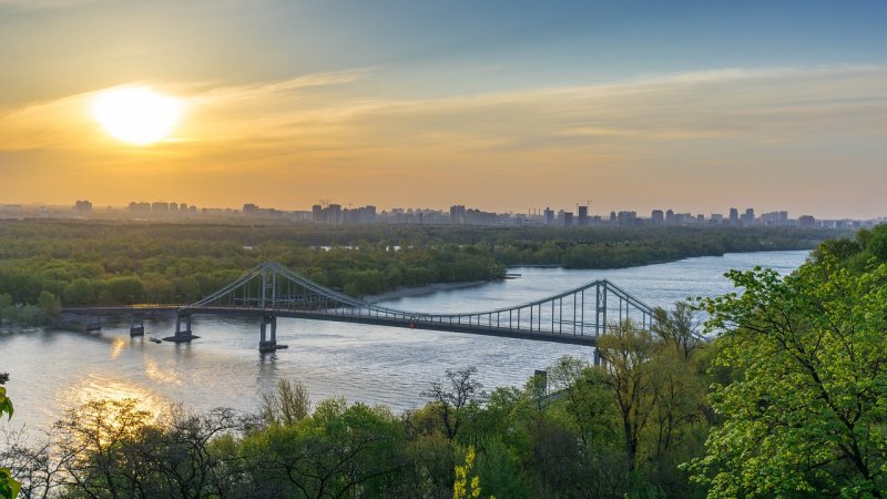 Днепр река пешеходный мост в Киеве