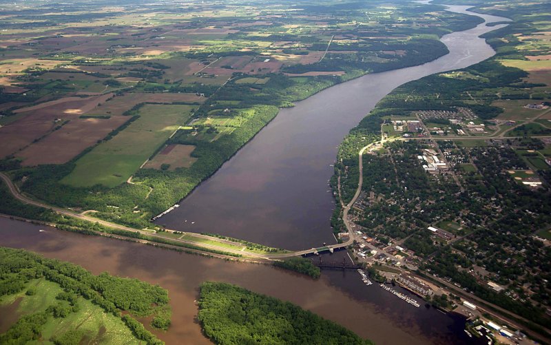 Река Миссисипи плотина