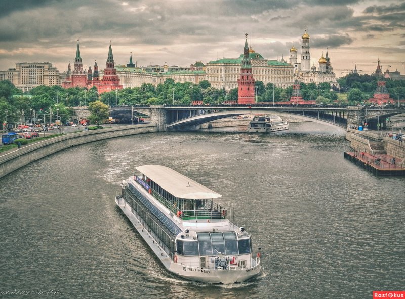 Сумрачная Москва река