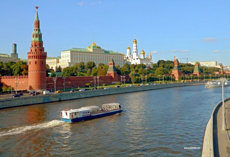 Кремлевская набережная Москвы реки