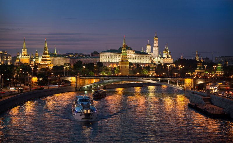 Вид на Московский Кремль с набережной