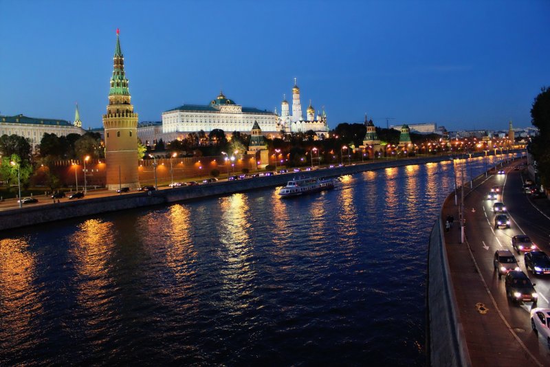 Кремлевская набережная Москвы реки