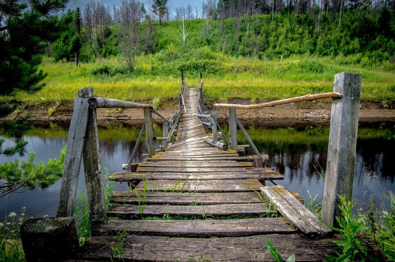 Старый деревянный мостик