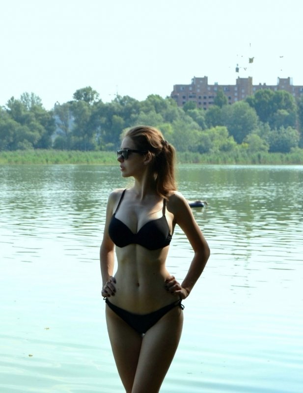 Девушка на озере в купальнике