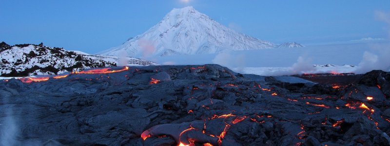 Извержение вулкана с молниями из космоса