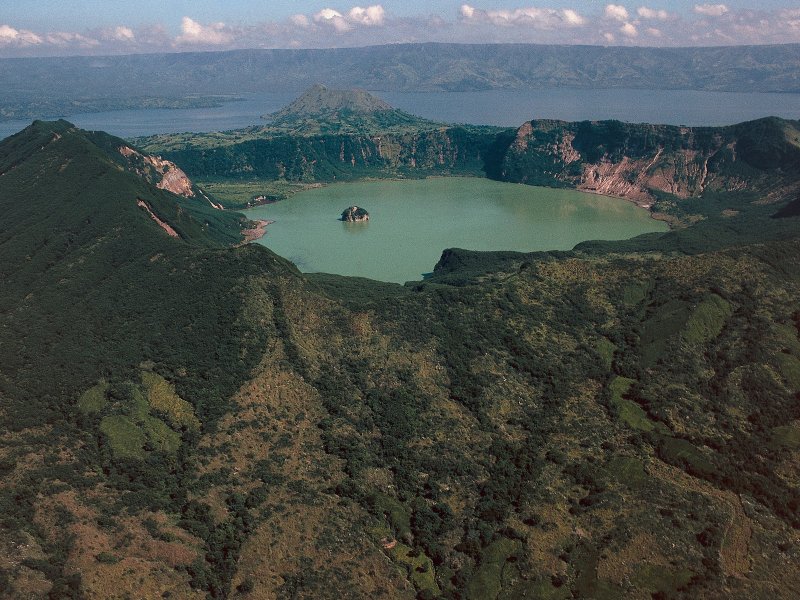 Озеро Тааль на острове Лусон