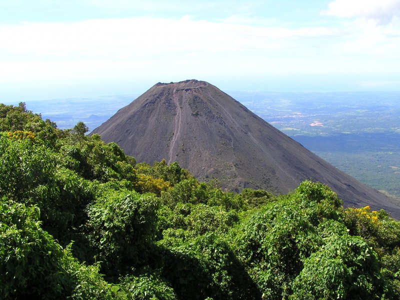 Картинки Сальвадора добывающие биткоин из энергии вулкана