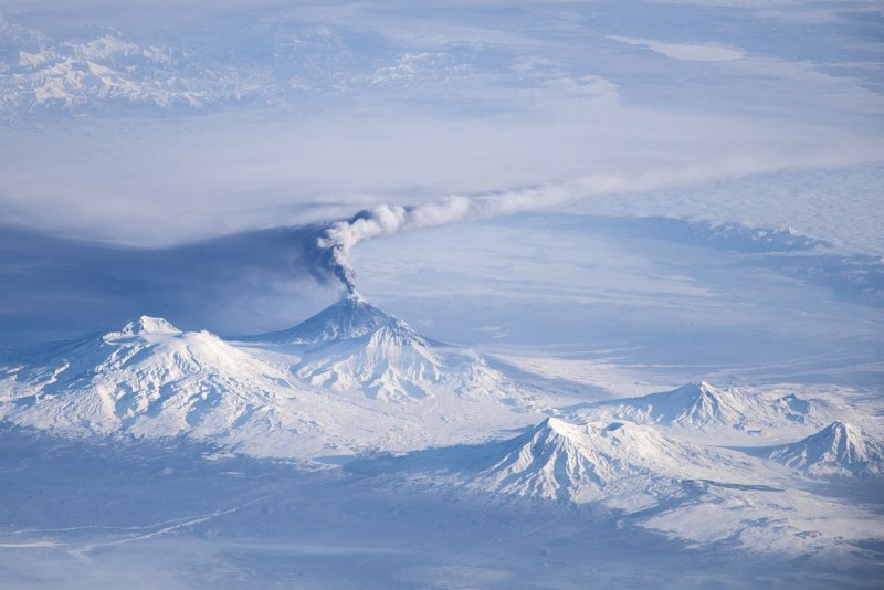 Вулкан Карымский на Камчатке март 2022