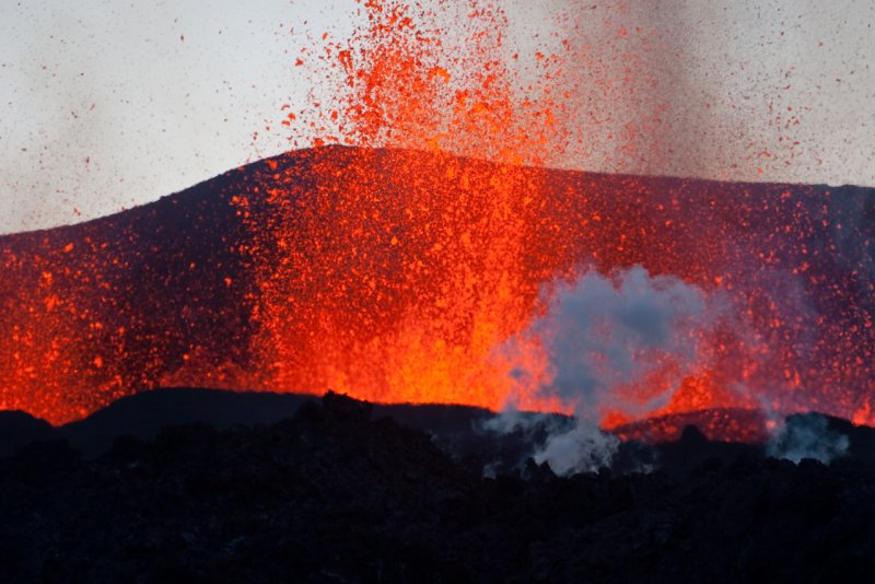 Вулкан - кратер - жерло - магма - лава - вулканическая бомба