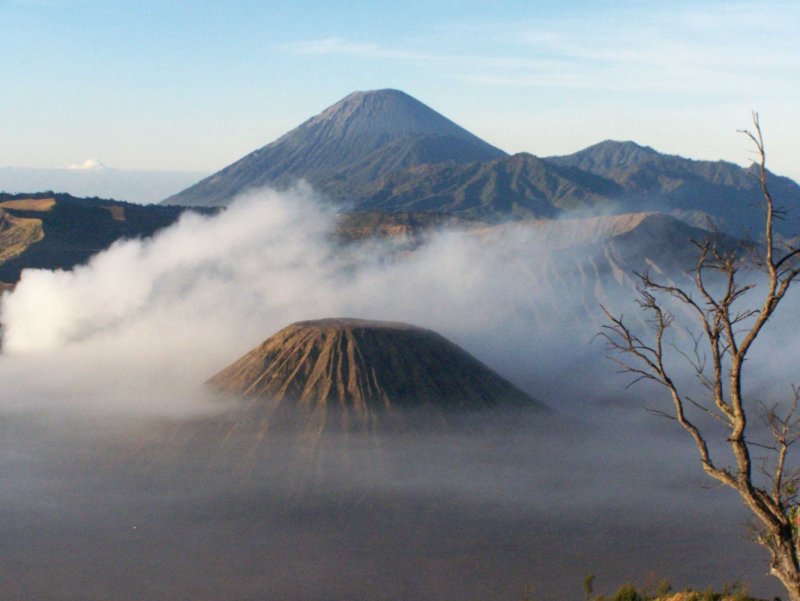 Горный хребет в Индонезии