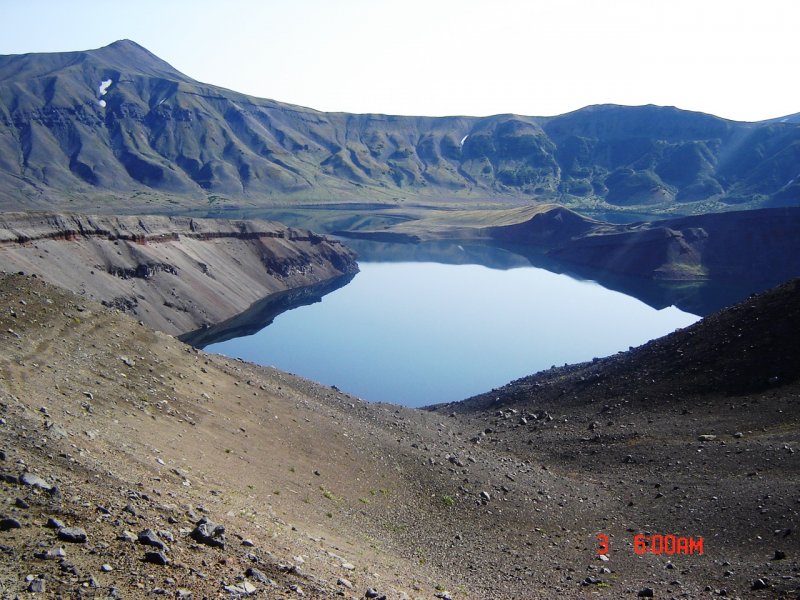 Озеро в кратере вулкана Горелый