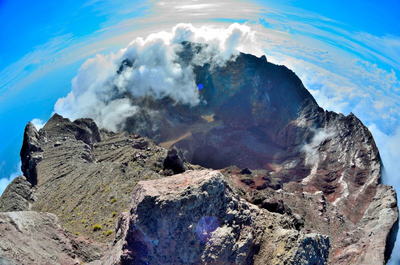 Вулкан Агунг кратер