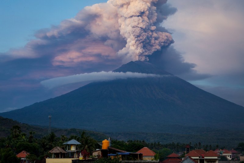 Бали извергается вулкан