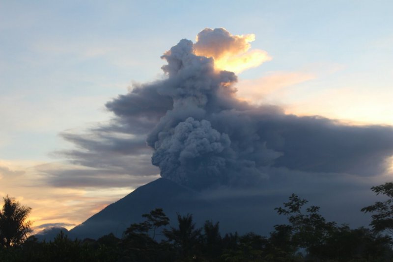 Извержение вулкана Агунг 2019