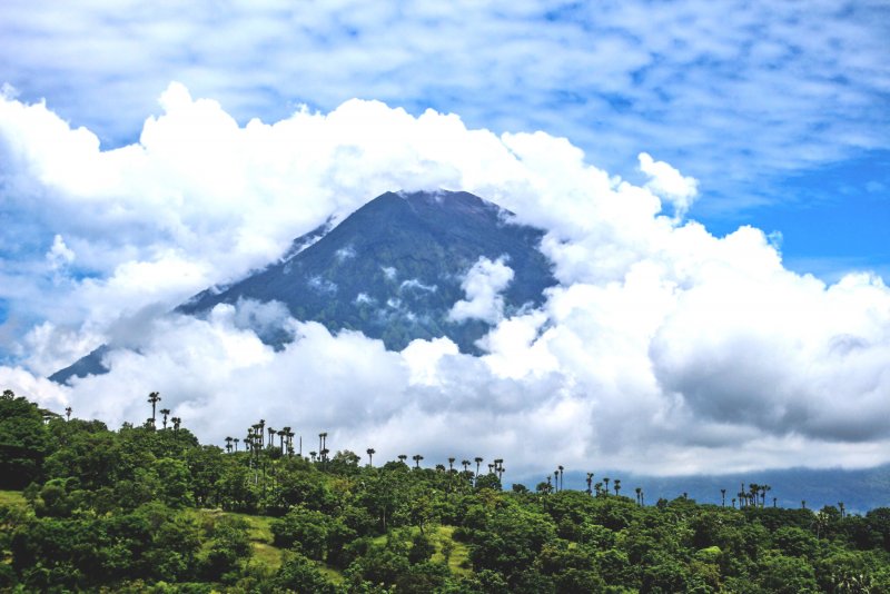 Гора Гунунг Бинтан Индонезия