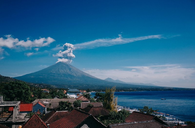 Вулкан на Бали в Амед