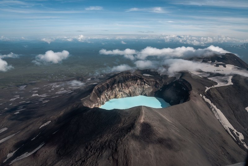 Озеро в кратере вулкана на Камчатке