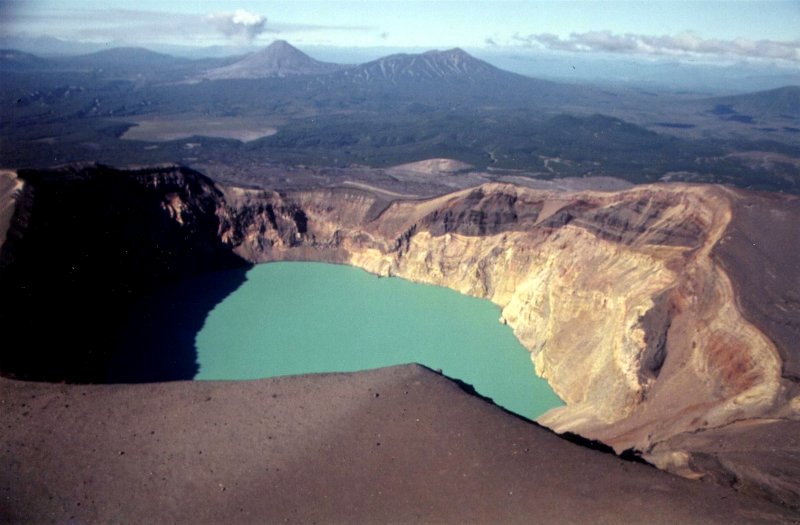 Вулканическое озеро Окама