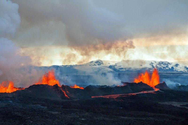 Исландский вулкан Эйяфьятлайокудль