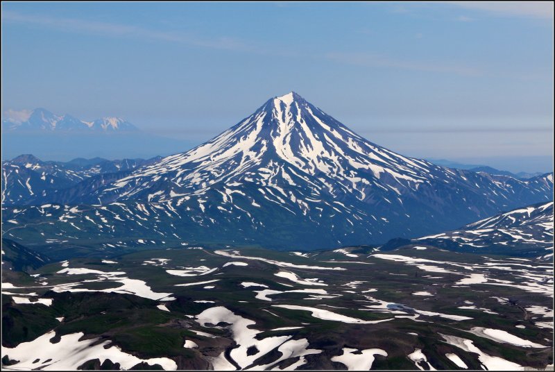 Карымская сопка (последнее извержение: 2014 год).