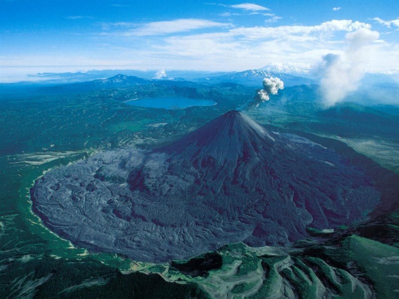 Карымский вулкан с озером