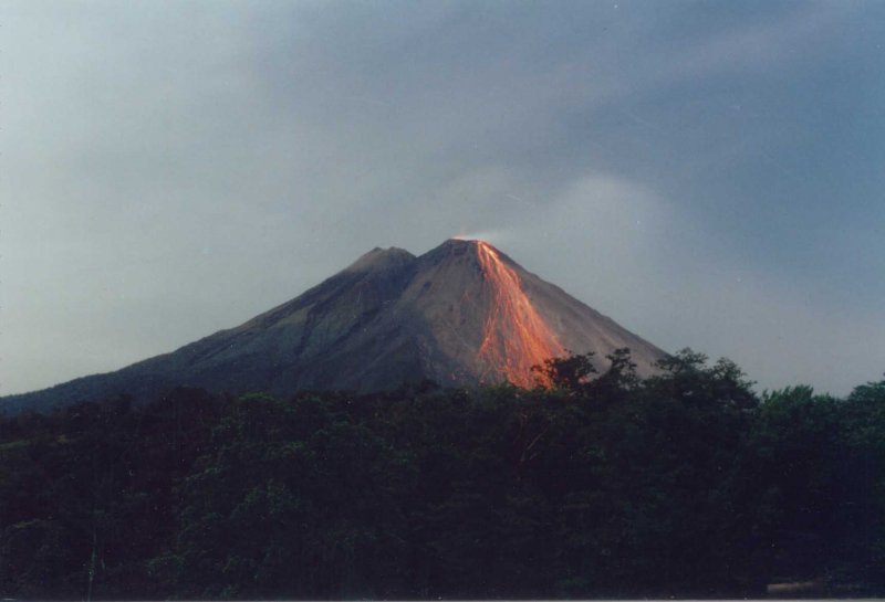Вулкан Ареналь ночью