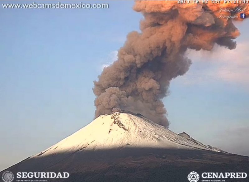 Извергающийся вулкан Сан Педро