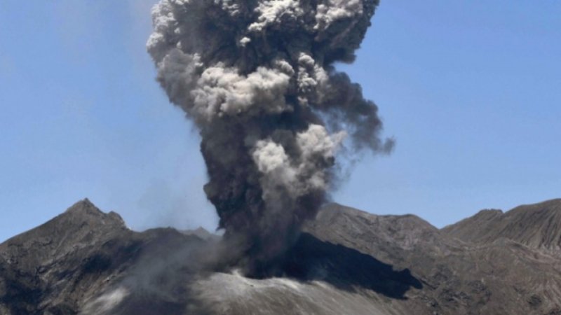 Извержение вулкана в Японии 2020