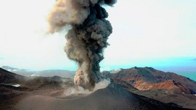 Вулкан Эбеко на Курилах выбросил пепел