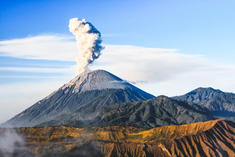 Вулкан семеру Индонезия