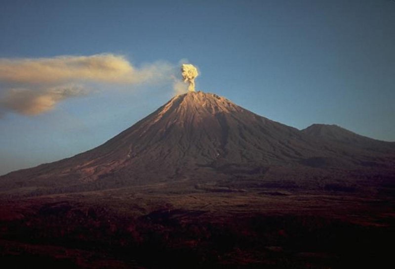 В Индонезии извергается вулкан семеру