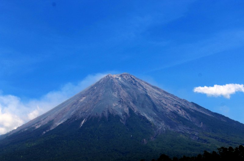 Семиру вулкан Индонезия
