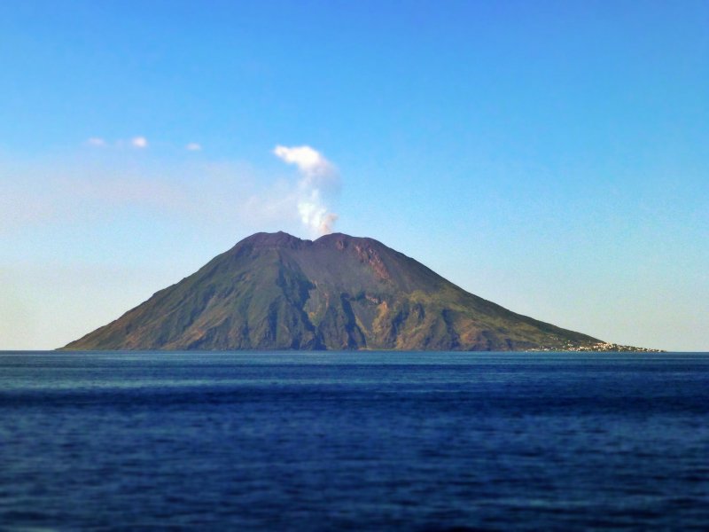Остров-вулкан Стромболи извержение
