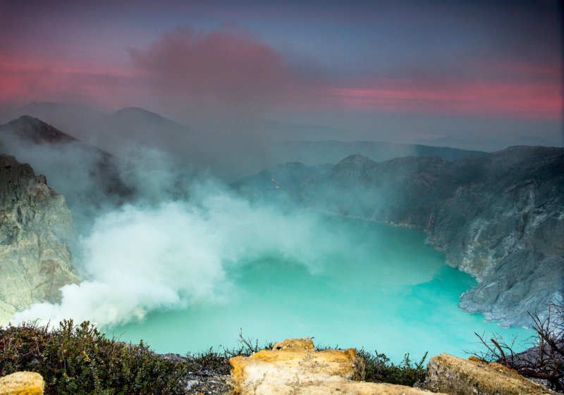 Серное озеро вулкана Иджен
