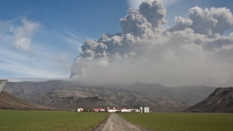 Вулкан Эйяфьятлайокудль извержение 2010