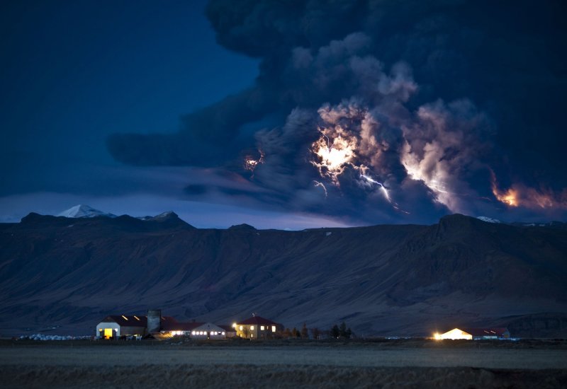 Извержение вулкана в Исландии Эйяфьятлайокудль