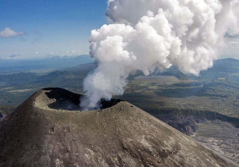 Вулкан Карымский на Камчатке март 2022