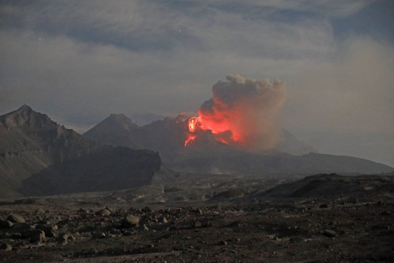 Вулкан Шивелуч течёт лава ночью